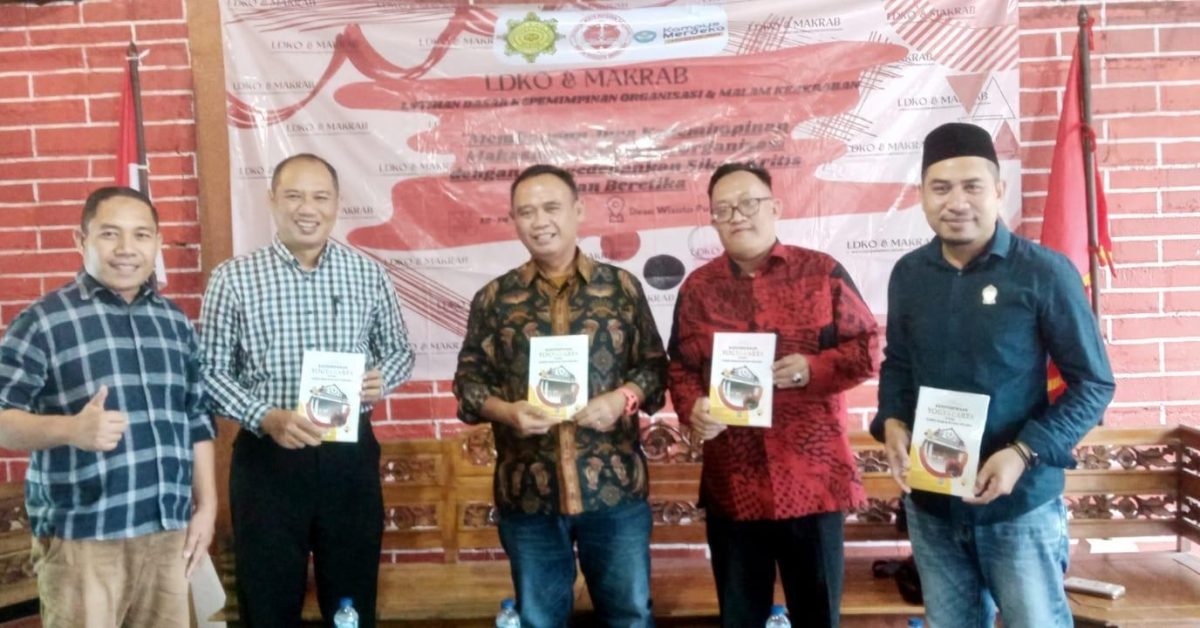 Keterangan Gambar : Dari kiri ke kanan DR. King Faisal Sulaiman, SH, LL.M. Bapak DR. Suryawan Raharjo, SH, LL.M, Bapak DR. Kelik Endro Suryono, SH, M. Hum, Bapak Kusno S Utomo, S. Sos, SH, dan Bapak Fuad, SH, M.H.,M.Kn.